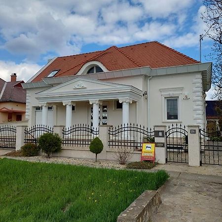 Gombos Apartman Apartment Hajduszoboszlo Luaran gambar